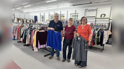 Günther Wolf, die Leiterin des Rotkreuzshops in Karlsfeld Renate Weger und Helferin Angela Eben-Reischl im RotKreuzShop in Dachau-Ost. (Foto: BRK - Kreisverband Dachau)