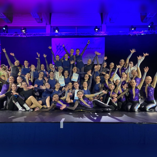 Freuten sich über ihre Erfolge: die Tänzerinnen der Jugend- und Hauptklasse des JTSC Karlsfeld. (Foto: JTSC Karlsfeld)