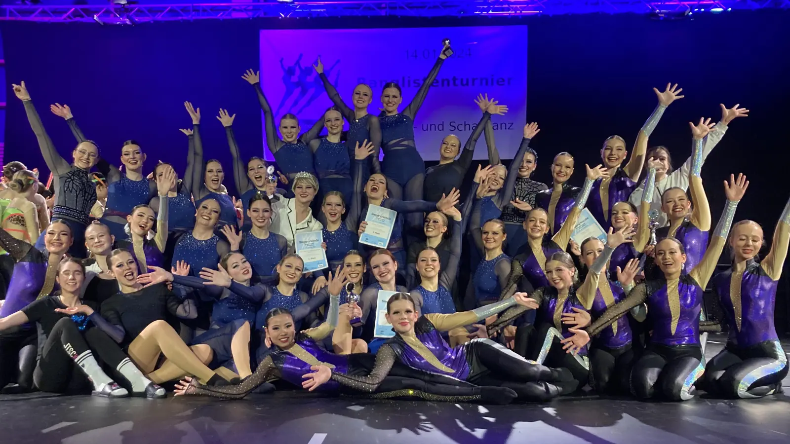 Freuten sich über ihre Erfolge: die Tänzerinnen der Jugend- und Hauptklasse des JTSC Karlsfeld. (Foto: JTSC Karlsfeld)