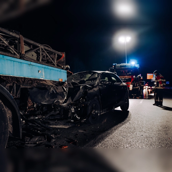 Auf der B 471 prallte ein Opel in das Heck eines Sattelaufliegers. (Foto: Kreisbrandinspektion Dachau)