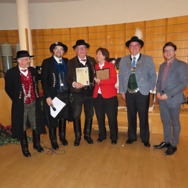 Heinz Riedlbeck und Ilse Modes (Mitte) werden für 60 Jahre Vereinszugehörigkeit geehrt. Mit auf dem Bild: Stefan Konicsek, Markus Erhorn, Christoph Hauptvogel sowie OB Florian Hartmann. (Foto: D'Ampertaler)