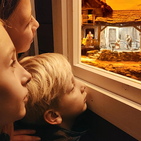 Der Krippenpfad macht die Stadt zu einer großen, offenen Galerie, die sowohl Kinder als auch Erwachsene gleichermaßen verzaubert.  (Foto: Ampertaler Krippenfreunde)