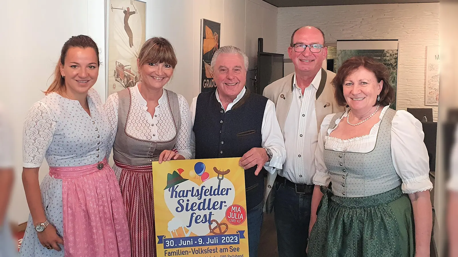 Bereit für&#39;s Karlsfelder Siederlfest 2023 (von li) die Festwirtsfamilie Brandl (Julia Baehr, Manuela und Peter Brandl), Manfred Klein (1. Vorstand Siedlergemeinschaft Karlsfeld-Nord) und Festreferentin Christa Berger-Stögbauer. (Foto: JJ)