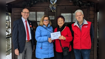 Barbara Sparr (2. von li) überreicht an Edda Drittenpreis den Spendenscheck, mit Bernhard Seidenath (li) und Albert Solleder, stellvertretender Tafelleiter. (Foto: BRK Dachau)