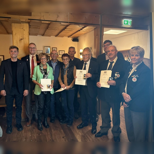 Michael Schäfer, Bernhard Seidenath, Brigitte Strasser, Sigi Bradl, Ria Weber, Gottfried Fiedler, Josef Mederer, hinter ihm Karl-HeinzFiedler, Landrat Stefan Löwl, Robert Rathje, Angelika Gumowski, (dahinter nicht sichtbar) Burkhard Hanus (v. l.).  (Foto: BRK Kreisverband Dachau)