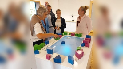 Am Multitouch-Tisch können Teams der Ausstellung „DiversityParcours” die Wirkung von Vielfalt gemeinsam entdecken.  (Foto: Franzsikuswerk Schönbrunn)
