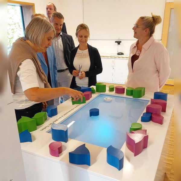 Am Multitouch-Tisch können Teams der Ausstellung „DiversityParcours” die Wirkung von Vielfalt gemeinsam entdecken.  (Foto: Franzsikuswerk Schönbrunn)