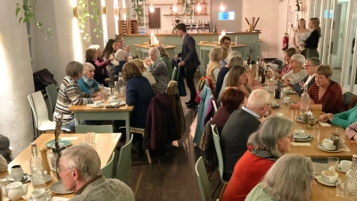 Dank an die Bücherei-Ehrenamtlichen: Adventskaffee mit Oberbürgermeister Florian Hartmann. (Foto: Stadtbücherei Dachau)