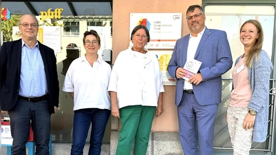 Bürgermeister Kai Kühnel, Wiebke Kappaun (Vorstand AWO Dachau), Kathrin Sonnenholzner (AWO-Bundesvorstand), Landrat Stefan Löwl und Jasmin Halbritter (Leitung MGH Dachau) (von li). (Foto: MGH)