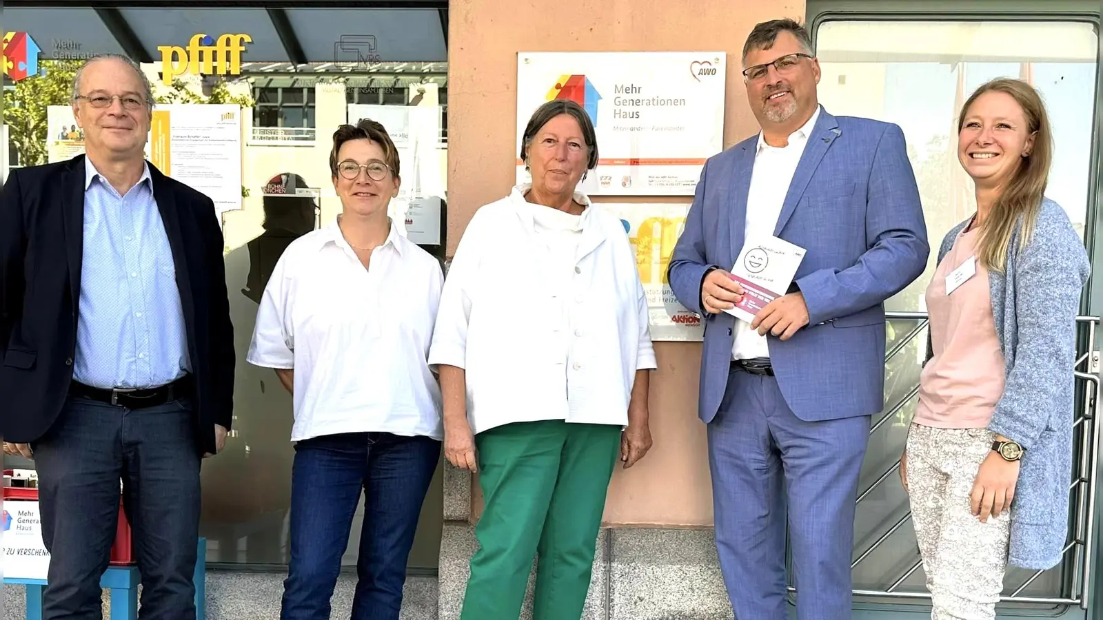 Bürgermeister Kai Kühnel, Wiebke Kappaun (Vorstand AWO Dachau), Kathrin Sonnenholzner (AWO-Bundesvorstand), Landrat Stefan Löwl und Jasmin Halbritter (Leitung MGH Dachau) (von li). (Foto: MGH)