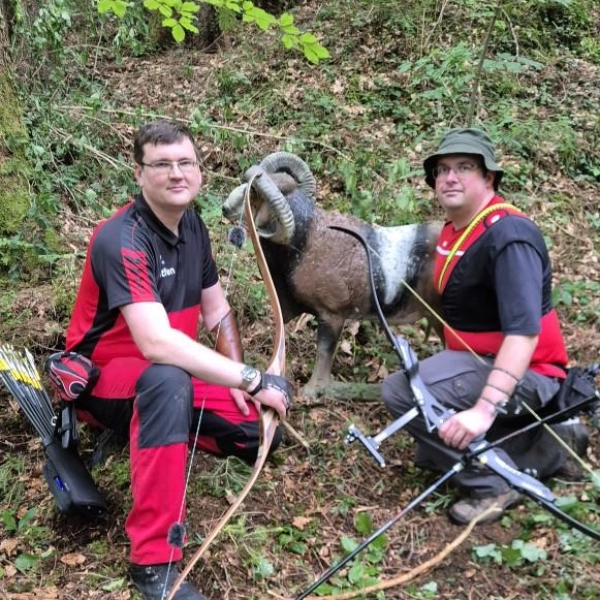 Steffen Schreiber (links) und Goldgewinner Alexander Asselborn bei einem 3D-Ziel auf dem Parcours. (Foto: TSV 1865)