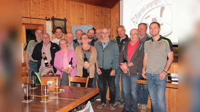 Die guten Geister des Vereins, eingerahmt von 1. Vorstand Christian Tezner (links) und Kassier Andy Ziegldrum (rechts).  (Foto: georgwohllebenfotografie)