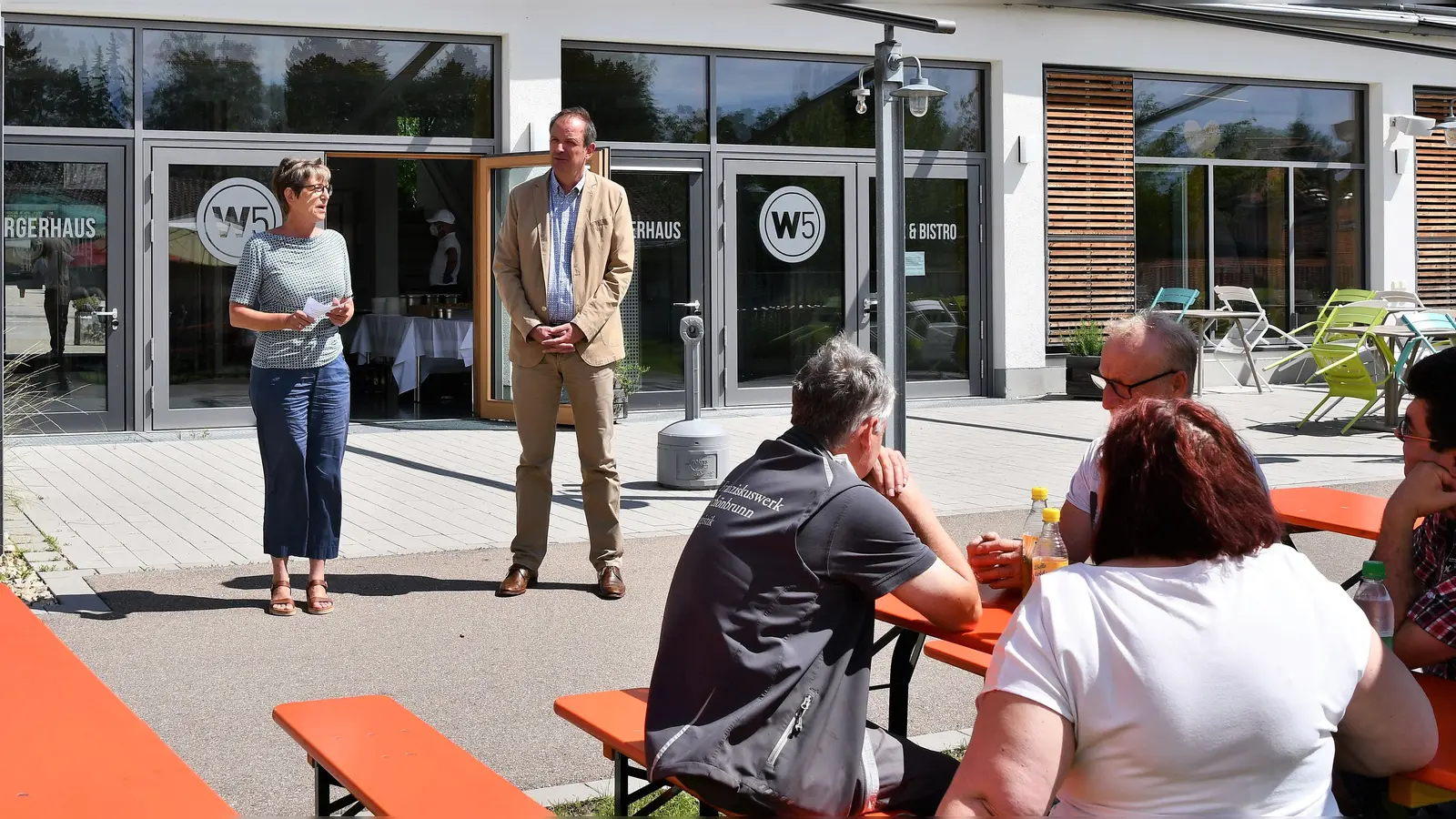 Die Geschäftsführer Michaela Streich und Markus Holl begrüßten beim traditionellen Weißwurstessen zahlreiche Jubilare. (Foto: Frömer)