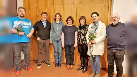 Zwei der geehrten Mitglieder (mit Blumen) und die alte und neue Vorstandschaft. (Foto: Gospel Voices Schwabhausen e.V.)
