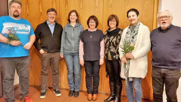 Zwei der geehrten Mitglieder (mit Blumen) und die alte und neue Vorstandschaft. (Foto: Gospel Voices Schwabhausen e.V.)