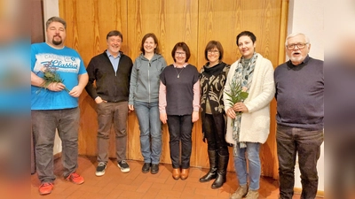 Zwei der geehrten Mitglieder (mit Blumen) und die alte und neue Vorstandschaft. (Foto: Gospel Voices Schwabhausen e.V.)