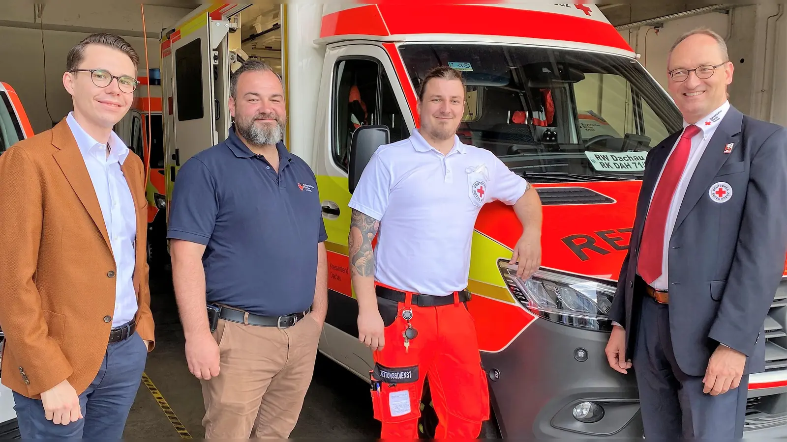 Dennis Behrendt, Martin Noß, Tobias Weber und Bernhard Seidenath in der Rettungswache Gröbenried. (Foto: BRK Dachau)