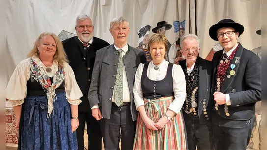 Ein Abend rund um&#39;s Dirndl mit (von li) Evi Wittmann, Sebastian Friesinger, Edgar Forster, Christa Schönbauer, Stefan Koniczek und Markus Erhorn. (Foto: Edgar Forster)