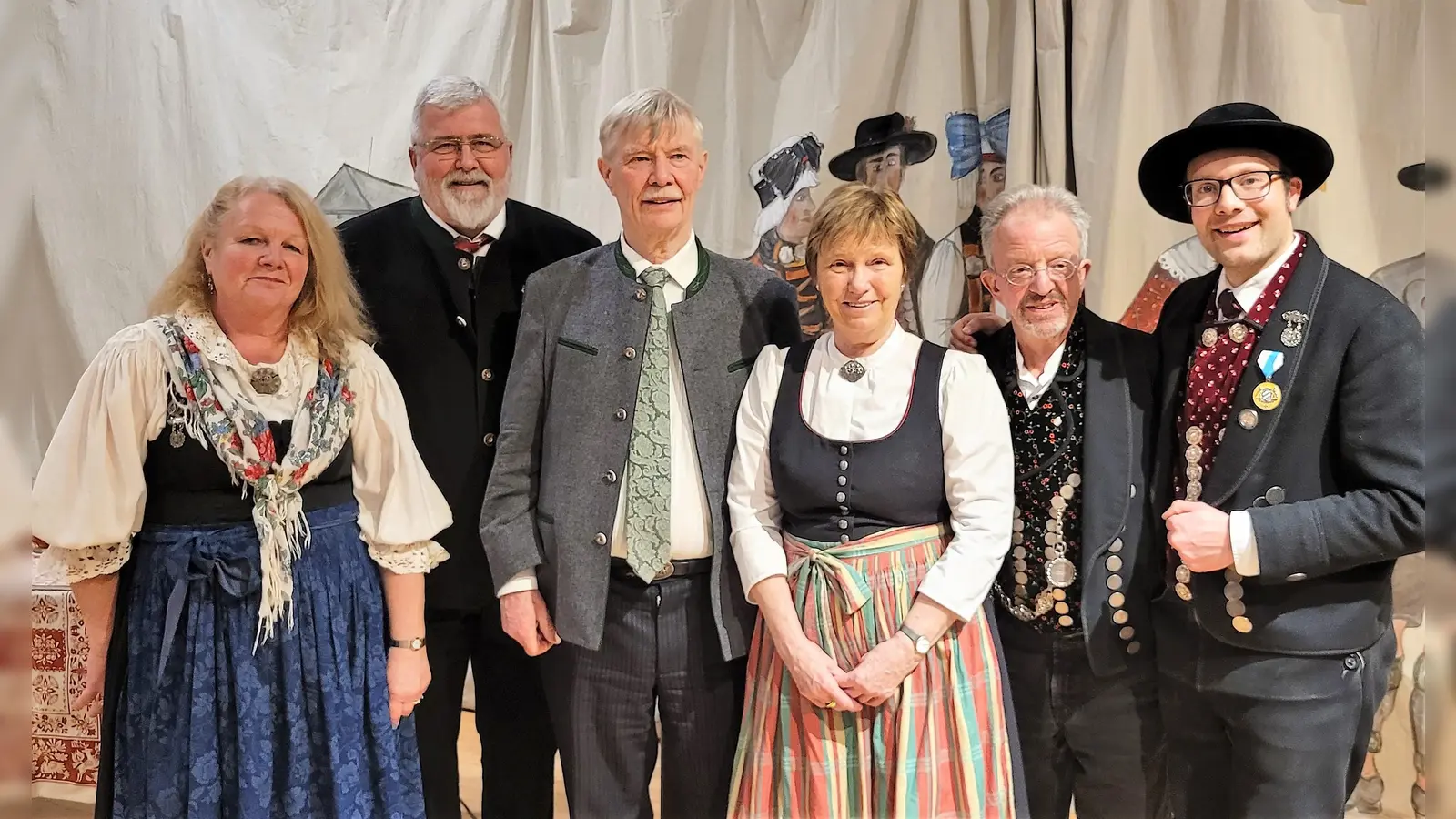 Ein Abend rund um's Dirndl mit (von li) Evi Wittmann, Sebastian Friesinger, Edgar Forster, Christa Schönbauer, Stefan Koniczek und Markus Erhorn. (Foto: Edgar Forster)