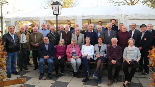 Die geehrten Mitglieder im Garten des Gasthauses Ambrosia mit Bankvorstand Karl-Heinz Hempel und seinen Kollegen (letzte Reihe). (Foto: VR Bank)