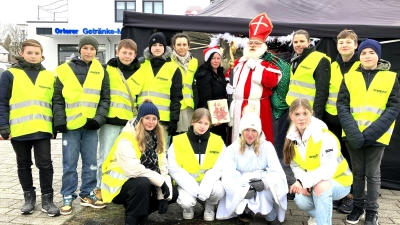 Der Odelzhausener Nikolaus und seine fleißigen Helferinnen und Helfer. (Foto: KJR Dachau)