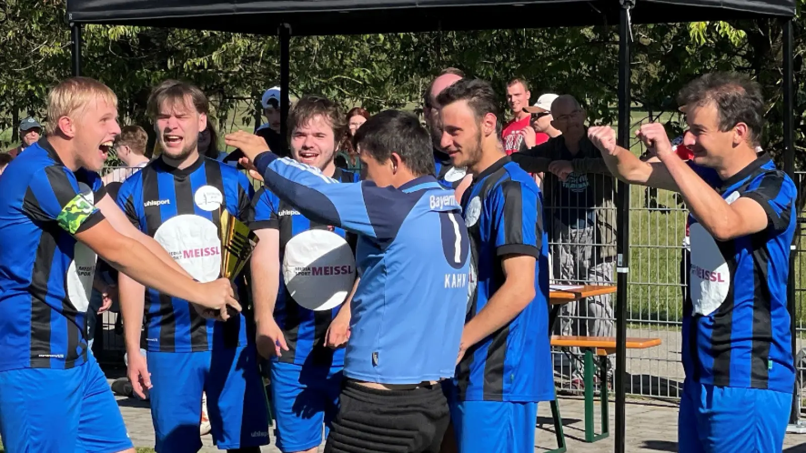 Mit großer Freude nahmen die Spieler des FC Attl den Siegerpokal entgegen. (Foto: Franziskuswerk)
