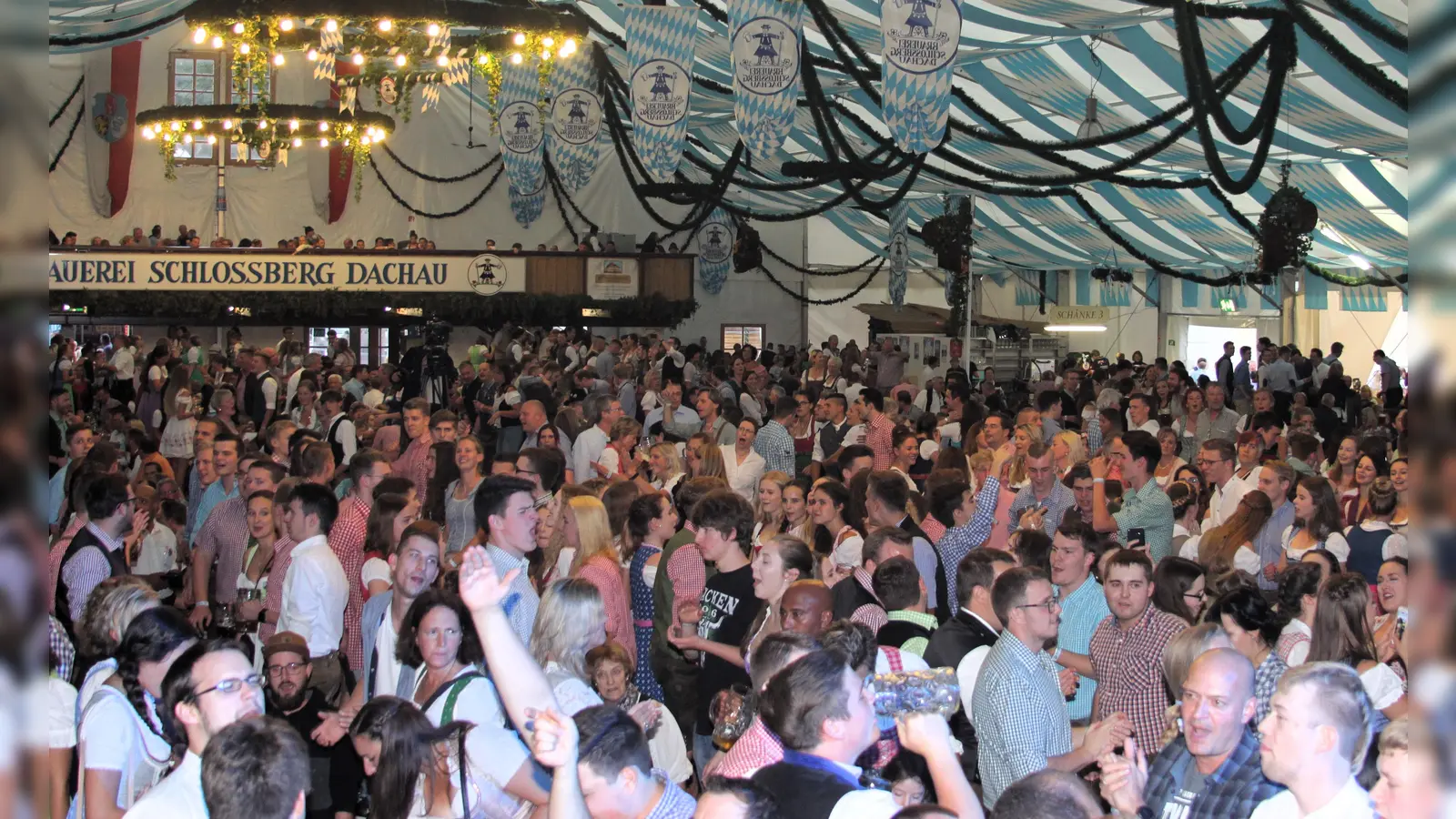 Das große Festzelt auf dem Dachauer Volksfest wird 2024/25 von Gastwirt Ludwig Rettinger betrieben. (Foto: dek)