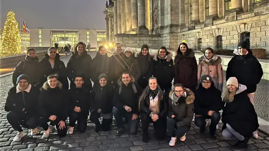 Das Dachauer „TEAM Landratsamt” vor dem Bundestag in Berlin. (Foto: LA Dachau)