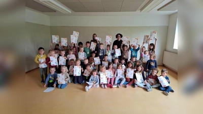 Auch dieses Jahr beteiligten sich die Kinder aus der Kita Tandern wieder an der Knaxiade. Etwa 50 Kinder waren einen ganzen Tag aktiv dabei und hatten großen Spaß an der Kinderolympiade. Michaela Jais von der Sparkasse Dachau (hinten links) begleitete die Siegerehrung. (Foto: Sparkasse)