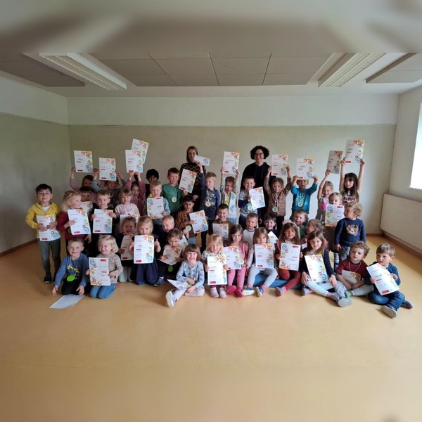 Auch dieses Jahr beteiligten sich die Kinder aus der Kita Tandern wieder an der Knaxiade. Etwa 50 Kinder waren einen ganzen Tag aktiv dabei und hatten großen Spaß an der Kinderolympiade. Michaela Jais von der Sparkasse Dachau (hinten links) begleitete die Siegerehrung. (Foto: Sparkasse)