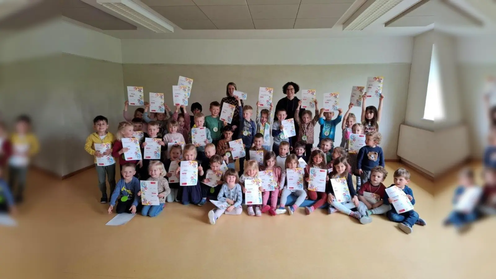 Auch dieses Jahr beteiligten sich die Kinder aus der Kita Tandern wieder an der Knaxiade. Etwa 50 Kinder waren einen ganzen Tag aktiv dabei und hatten großen Spaß an der Kinderolympiade. Michaela Jais von der Sparkasse Dachau (hinten links) begleitete die Siegerehrung. (Foto: Sparkasse)