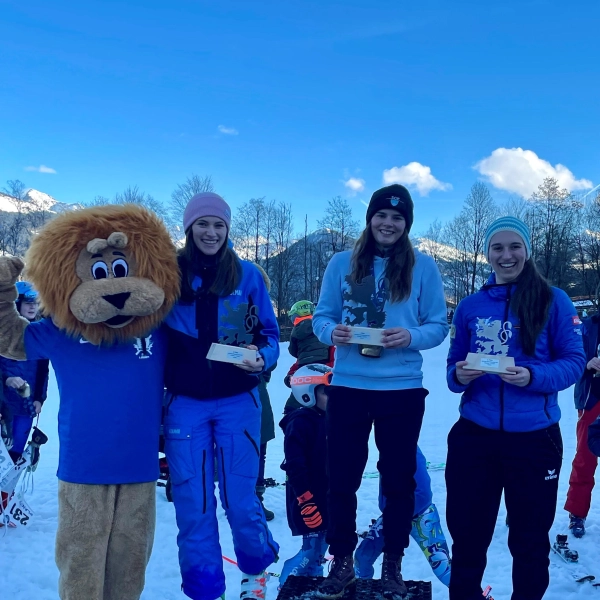 Die Besten (von links): Louisa Zimmer (GSC Dachau) wurde bei Münchner Skimeisterschaft 2024 Vizemeisterin, Theresa Wirth (SC Pasing) machte den 1. Platz und Kira Langwieser (TSV 1860 München) wurde Dritte. (Foto: GSC Dachau)