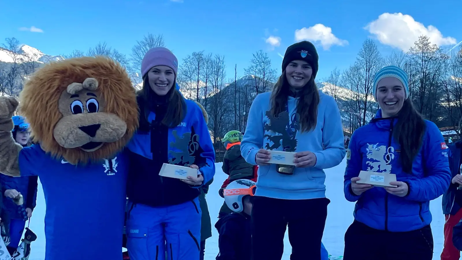 Die Besten (von links): Louisa Zimmer (GSC Dachau) wurde bei Münchner Skimeisterschaft 2024 Vizemeisterin, Theresa Wirth (SC Pasing) machte den 1. Platz und Kira Langwieser (TSV 1860 München) wurde Dritte. (Foto: GSC Dachau)