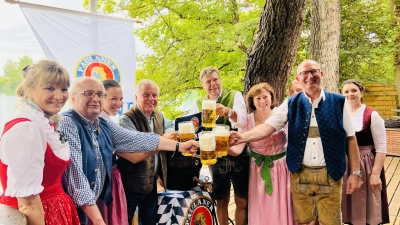Traditionelle Bierprobe vor dem Karlsfelder Siedlerfest. (Foto: Weimer & Paulus)