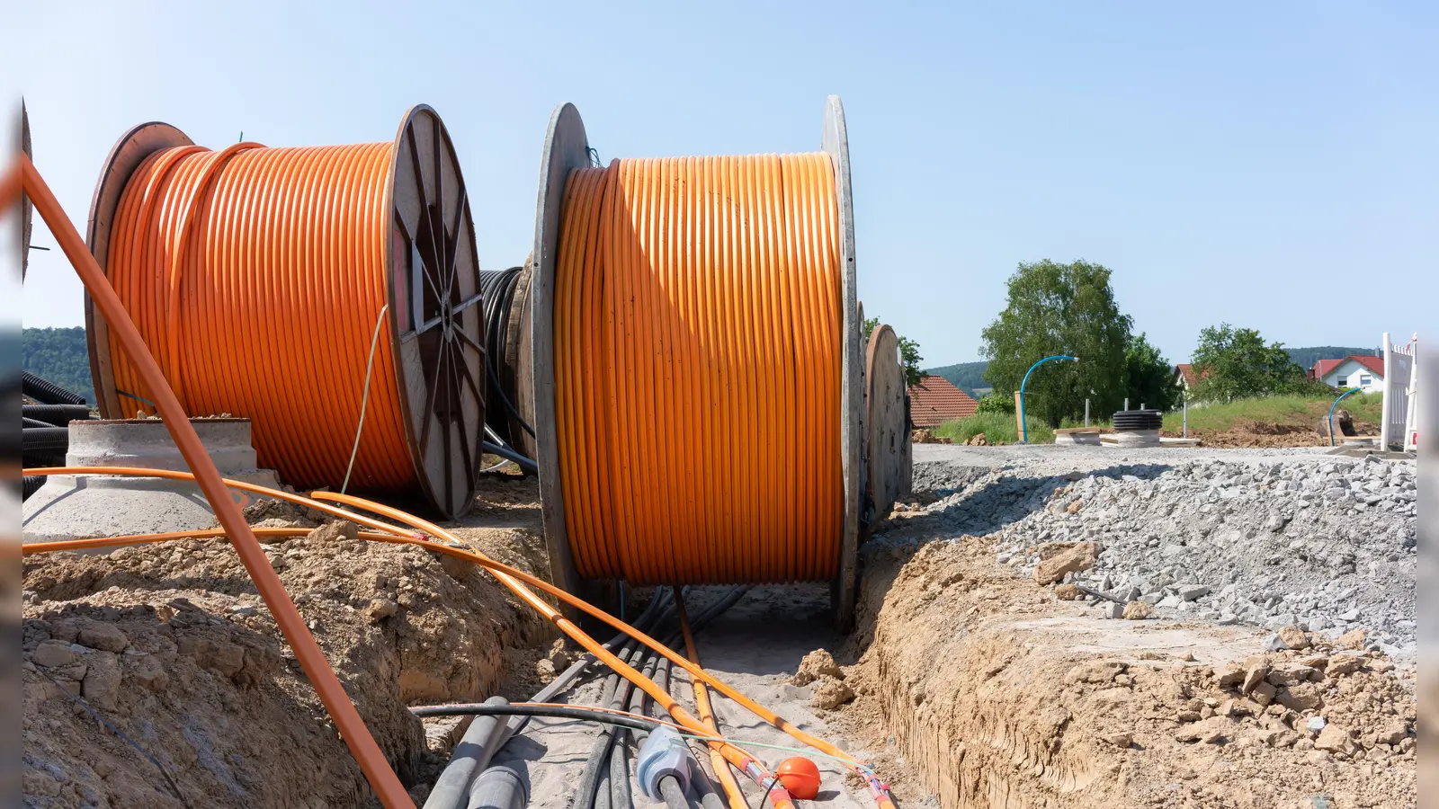 Der flächendeckende Breitbandausbau mit Glasfaser wird in der Gemeinde Erdweg ab Anfang 2025 beginnen. (Foto: ThomBal, Ölsner Werbung)