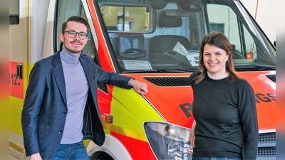 Katrin Staffler mit Dennis Behrendt in der Rettungswache Gröbenried. (Foto: BRK Dachau)