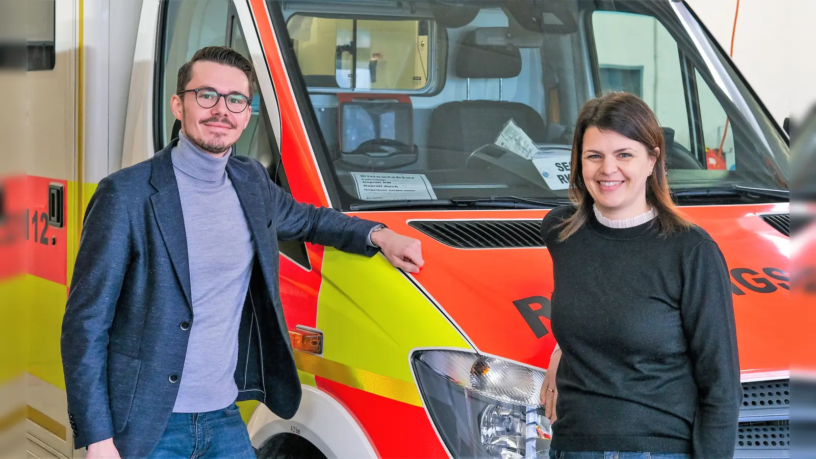 Katrin Staffler mit Dennis Behrendt in der Rettungswache Gröbenried. (Foto: BRK Dachau)