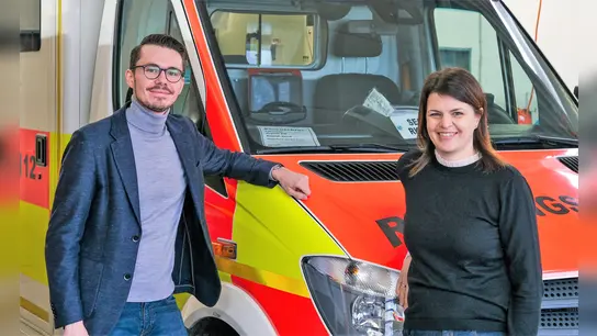 Katrin Staffler mit Dennis Behrendt in der Rettungswache Gröbenried. (Foto: BRK Dachau)
