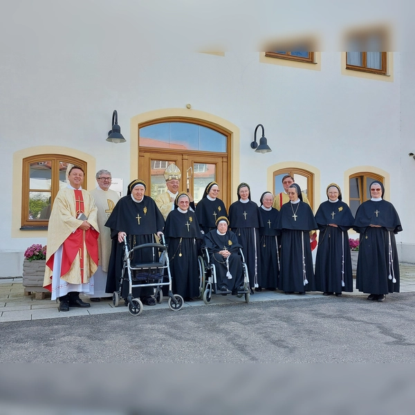 Sr. M. Stilla, Sr. M. Ignatia, Sr. M. Michaela, Sr. M. Barbara, Sr. M. Johanna, Sr. M. Gabriele, Sr. M. Consilia, Sr. M. Regina, Sr. M. Lätitia (Rollstuhl); Pfarrer Peter Demmelmair, Pfarrer Johannes Hoffmann, Abt Thomas Freihart, Pfarrer Paul Demmelmair (v. l.). (Foto: Franziskuswerk)