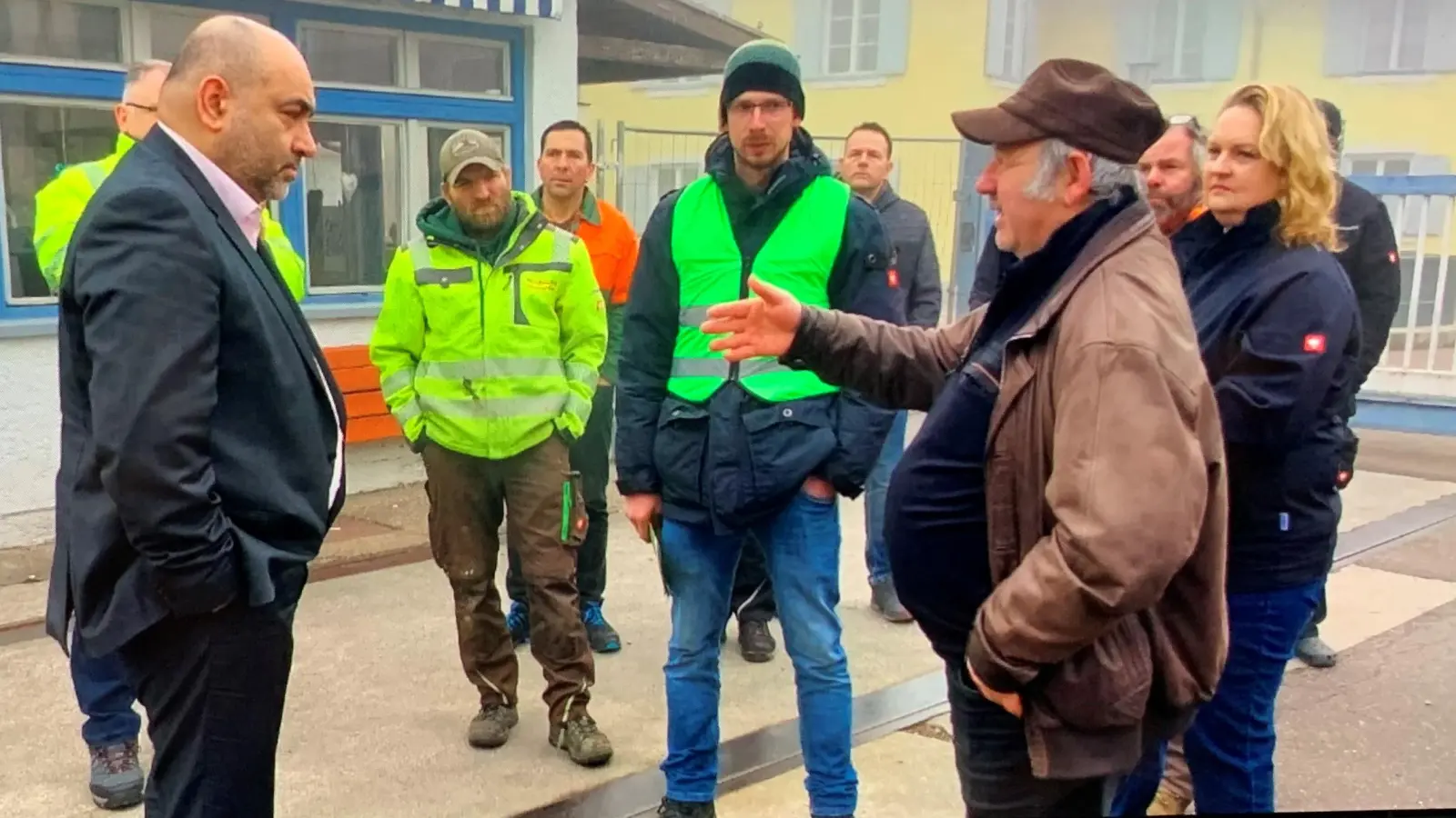 Die Bauern erklärten Omid Nouripour (links) in „Lansing” ihre Lage und Forderungen. (Foto: BBV)