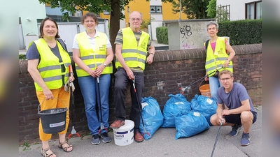 In Sachen Umwelt unterwegs, die Dachauer Litter Picker Gerda Weinbacher, Angelika Keck, Ludwig Krispenz, Stefan Warmbold und Ute Schütt (von li). (Foto: BUND Dachau)