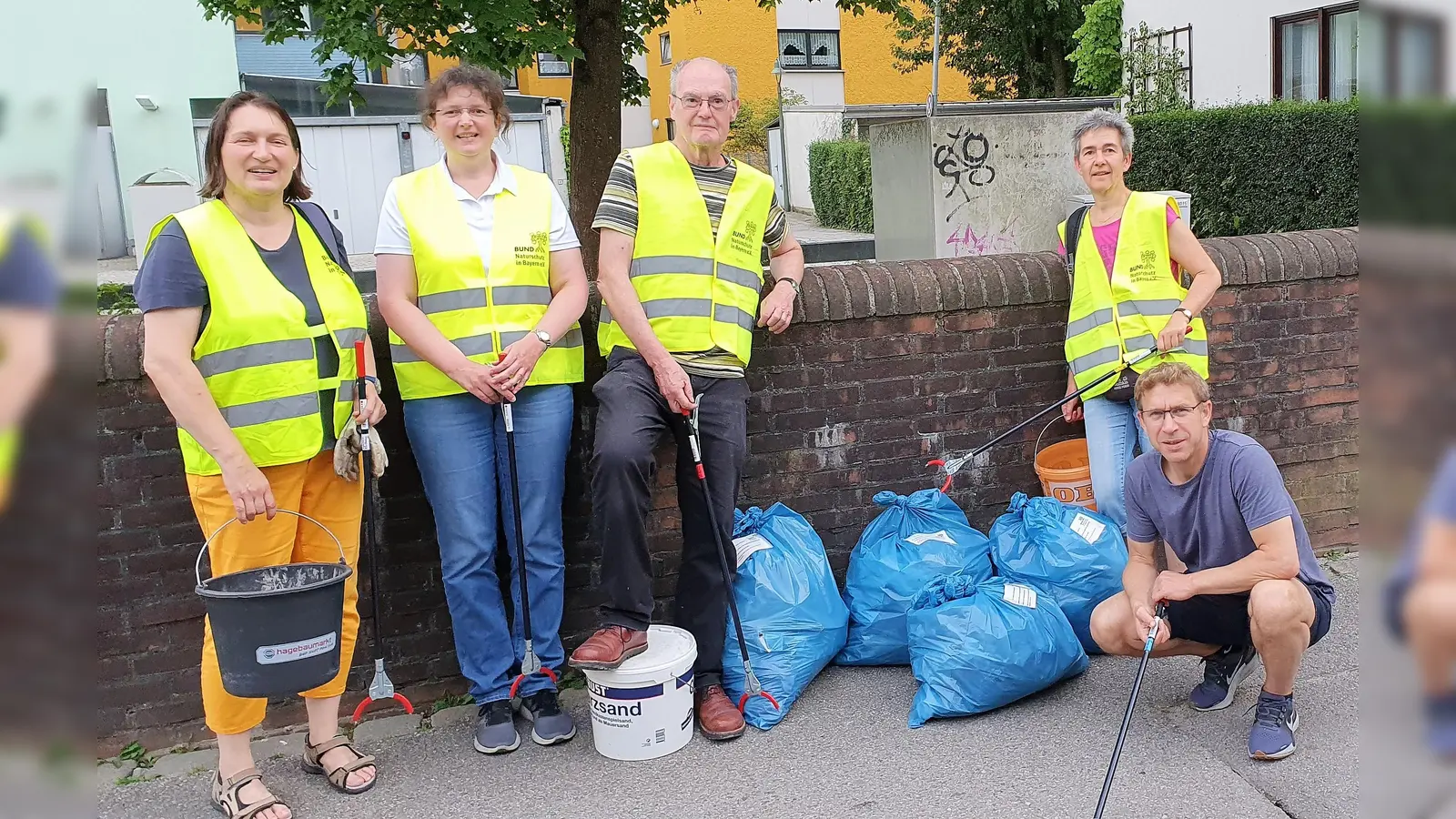 In Sachen Umwelt unterwegs, die Dachauer Litter Picker Gerda Weinbacher, Angelika Keck, Ludwig Krispenz, Stefan Warmbold und Ute Schütt (von li). (Foto: BUND Dachau)