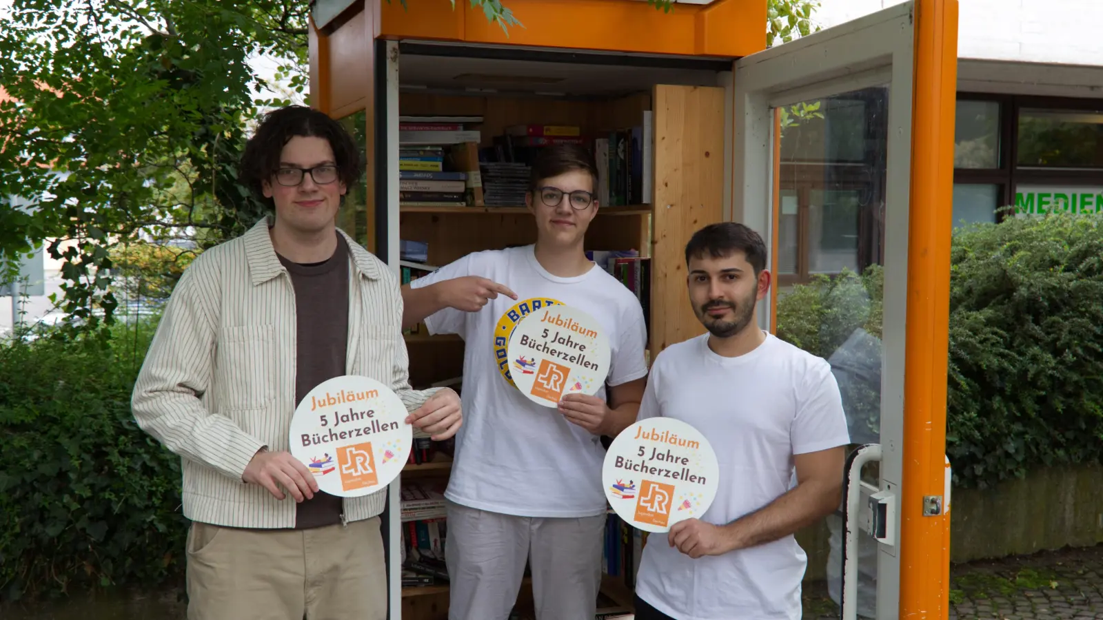 Lukas Stolze und Philipp Caspari (beide Sprecher Jugendrat Dachau) freuen sich mit Berkay Keneroglu (Stadtratsreferent für Jugend). über das Jubiläum (von links). (Foto: Joshua Babernits)