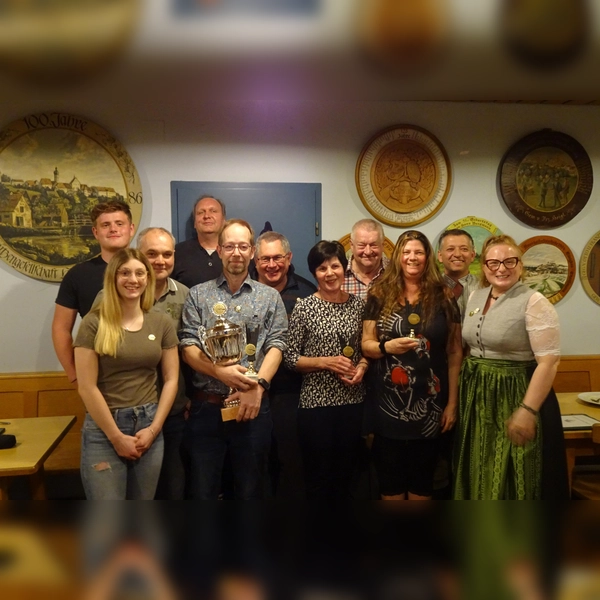 Saisonabschluss des Schützenvereins Almenrausch und Edelweiß Pellheim (von links): Georg Keil, Tanja Rachl, Jürgen Rachl, Martin Schübel, Bernhard Fest, Helmut Medele, Marlene Traunfelder, Karl Hechendorfer, Ingrid Moosreiner, Franz Graßl und Katja Graßl. (Foto: Schützenverein)