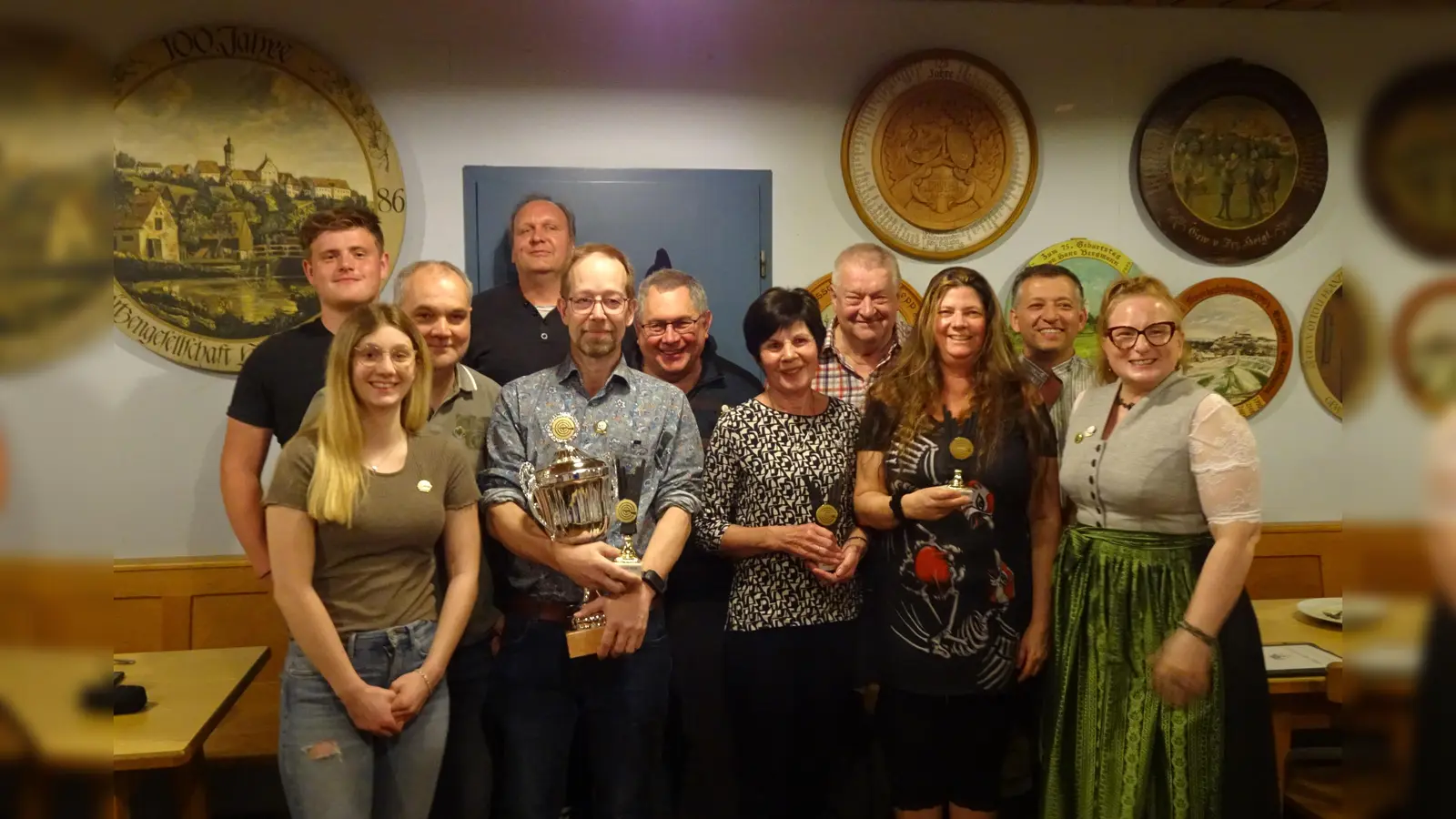 Saisonabschluss des Schützenvereins Almenrausch und Edelweiß Pellheim (von links): Georg Keil, Tanja Rachl, Jürgen Rachl, Martin Schübel, Bernhard Fest, Helmut Medele, Marlene Traunfelder, Karl Hechendorfer, Ingrid Moosreiner, Franz Graßl und Katja Graßl. (Foto: Schützenverein)