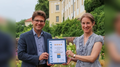 Monika Webersberger überreicht Oberbürgermeister Florian Hartmann die Urkunde.. (Foto: Stadt Dachau)