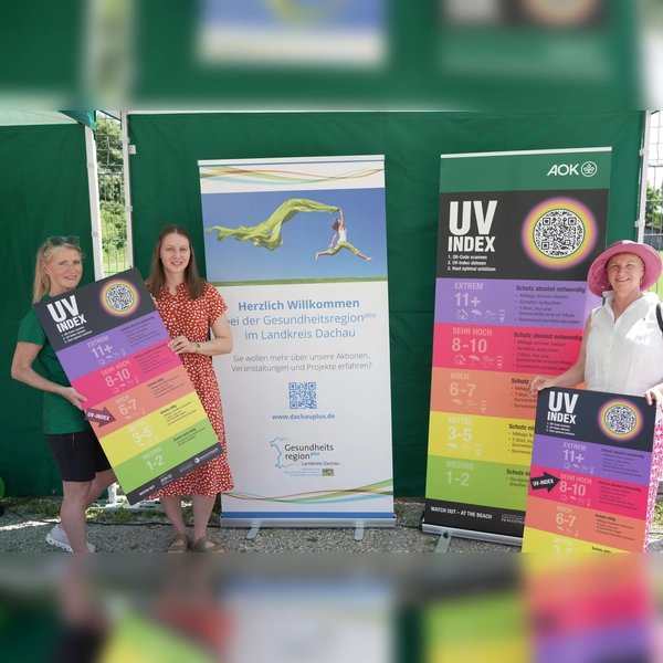 Inge Lexen, Sarah Härpfer und Annette Eichhorn-Wiegand (v. l.) bei der Übergabe der UV-Tafeln. (Foto: Gesundheitsregion Plus)