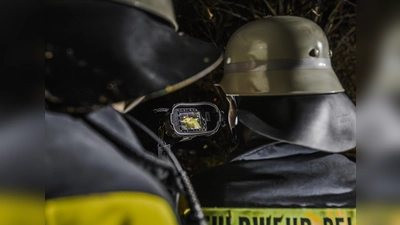 Kontrolle auf versteckte Glutnester. (Foto: Kreisbrandinspektion Dachau)