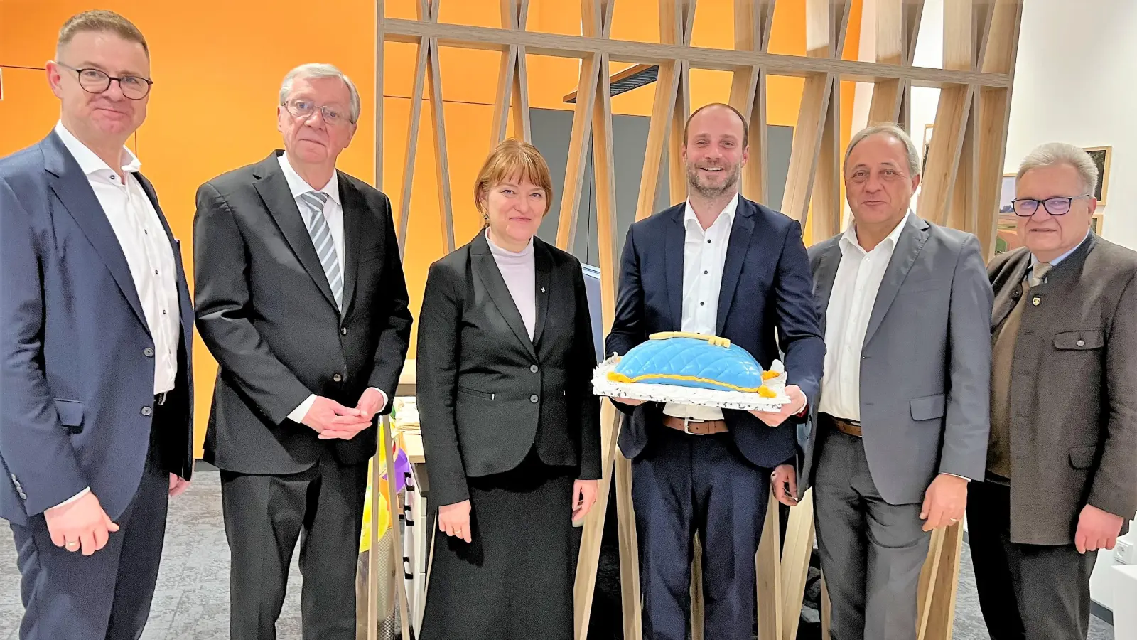 Bei der Neueröffnung (von li) Johann Schöpfel, Msgr. Bartmann, Ulrike Markert, Johannes Lerchl, Hauptgeschäftsstellenleiter Stefan Geng und Bürgermeister Dieter Kugler. (Foto: VR Bank )