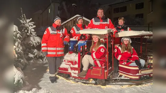 Mit Landrat Stefan Löwl und seiner Tochter Clara (links im Abteil) hatten die ehrenamtlichen Helferinnen des BRK Dachau Gudrun Boer, Maria Dudycha und Angelika Gumowski tatkräftige Unterstützung bei der Betreuung der Christkindl-Eisenbahn.<br>Stefan Löwl hilft jedes Jahr mit, damit die Kinder auf der Rathausterrasse ihren Spaß haben, genauso OB Florian Hartmann. (Foto: red)